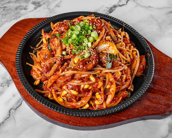 16. 막창꼬투리볶음 / 辣炒猪皱胃血肠 (Stir-fried Pork Intestine with Mild or Spicy Sauce on a Hot Plate)